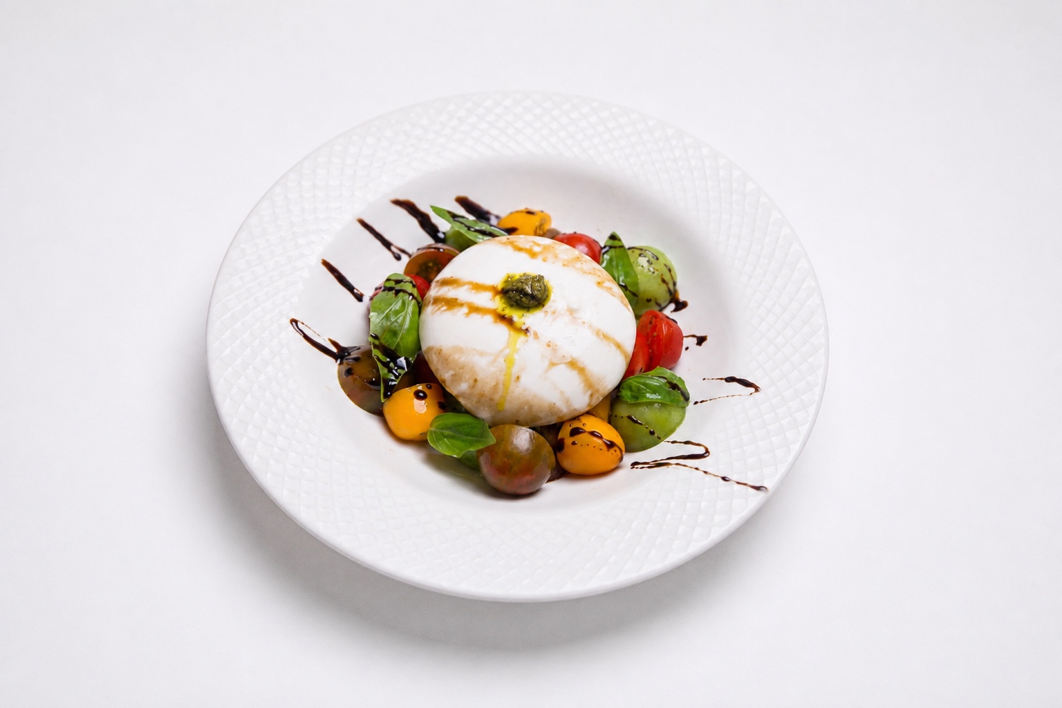 Phomai Burruta với salad hoa quả nhiệt đới theo mùa